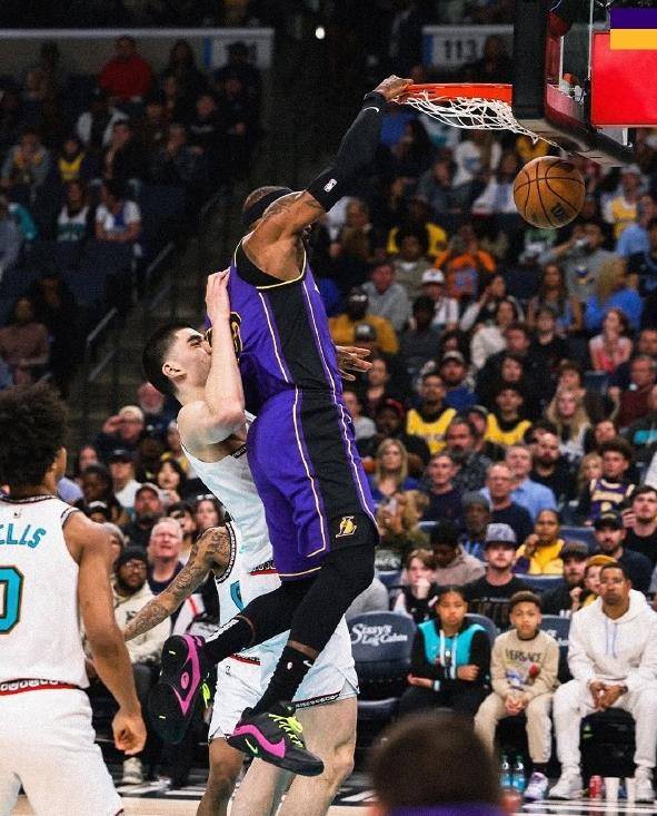 乐鱼体育下载-湖人逆转战胜灰熊，詹姆斯低迷表现令人担忧