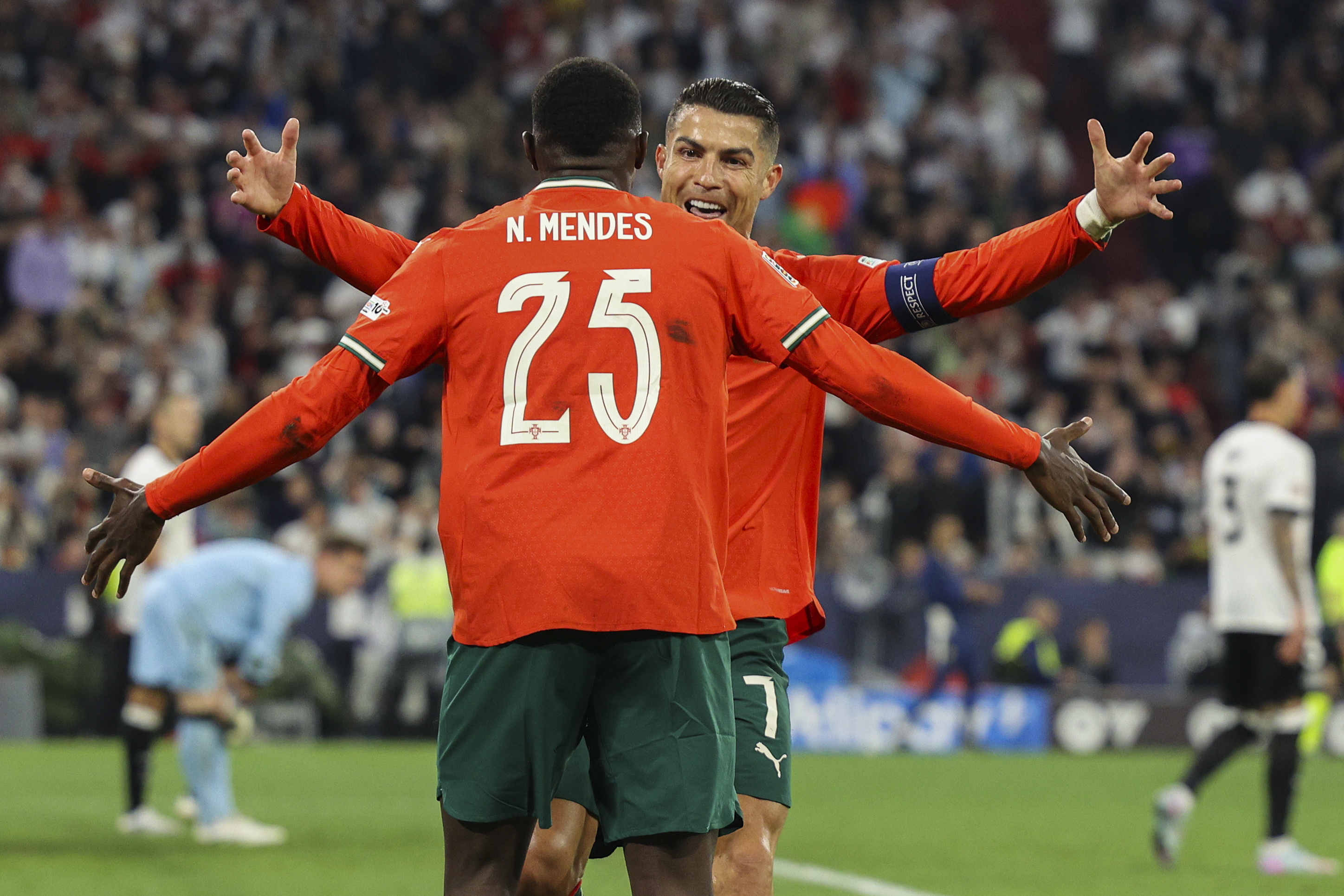 乐鱼体育直播-包含葡萄牙对决法国，角逐国际足球锦标的词条