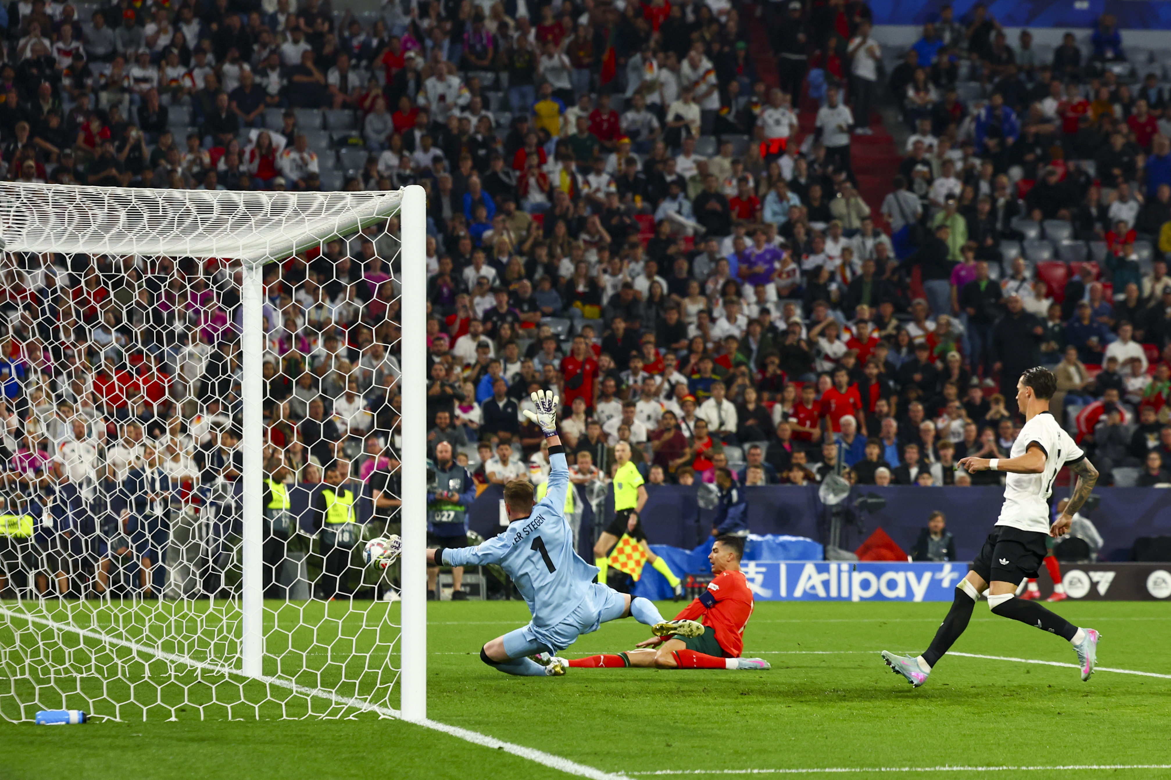 包含葡萄牙对决法国,角逐国际足球锦标的词条 包含葡萄牙对决法国,角逐国际足球锦标的词条