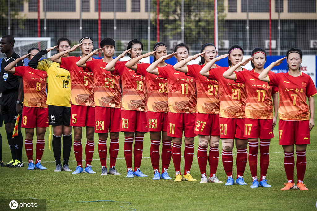 杨丽率领中国足球队实力抢眼比赛 杨丽率领中国足球队实力抢眼比赛