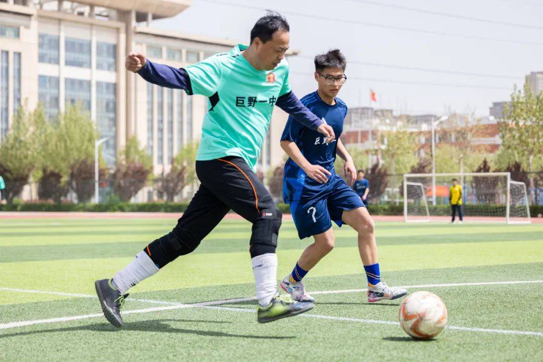 比赛中发生了激烈的对抗,球员们表现出坚韧不拔的精神 比赛中发生了激烈的对抗,球员们表现出坚韧不拔的精神