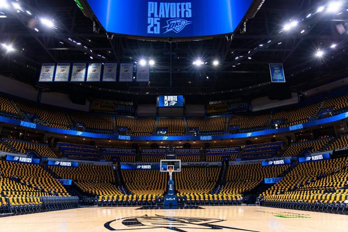 乐鱼体育中国官网-雷霆主场胜出，杀入季后赛阶段