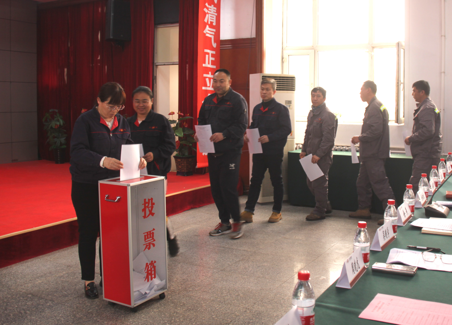 坚定信念:女子足球队员坚定信心向胜利进发