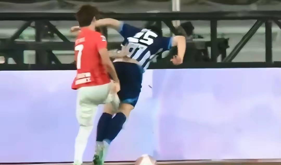 乐鱼体育网址-中超球员因违规动作被罚下场