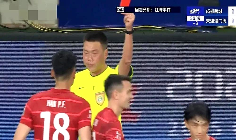 中超球员因违规动作被罚下场 中超球员因违规动作被罚下场