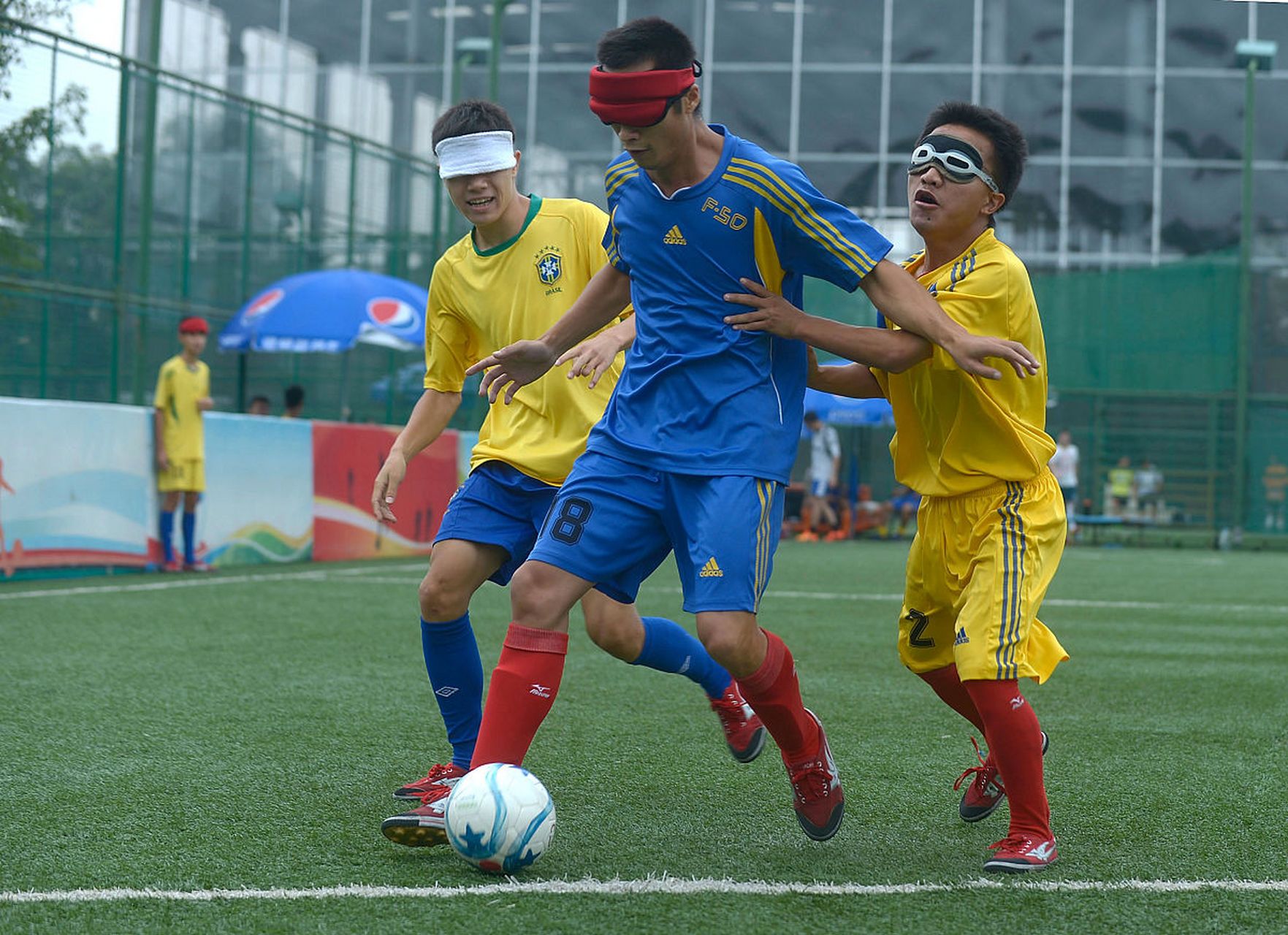 足球界首次举行盲人球员比赛,震撼世界的简单介绍 足球界首次举行盲人球员比赛,震撼世界的简单介绍