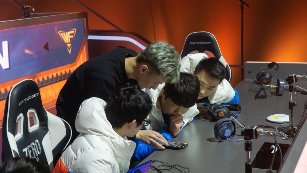 乐鱼体育投注-夺冠热门战队紧咬榜首,争夺激烈的简单介绍