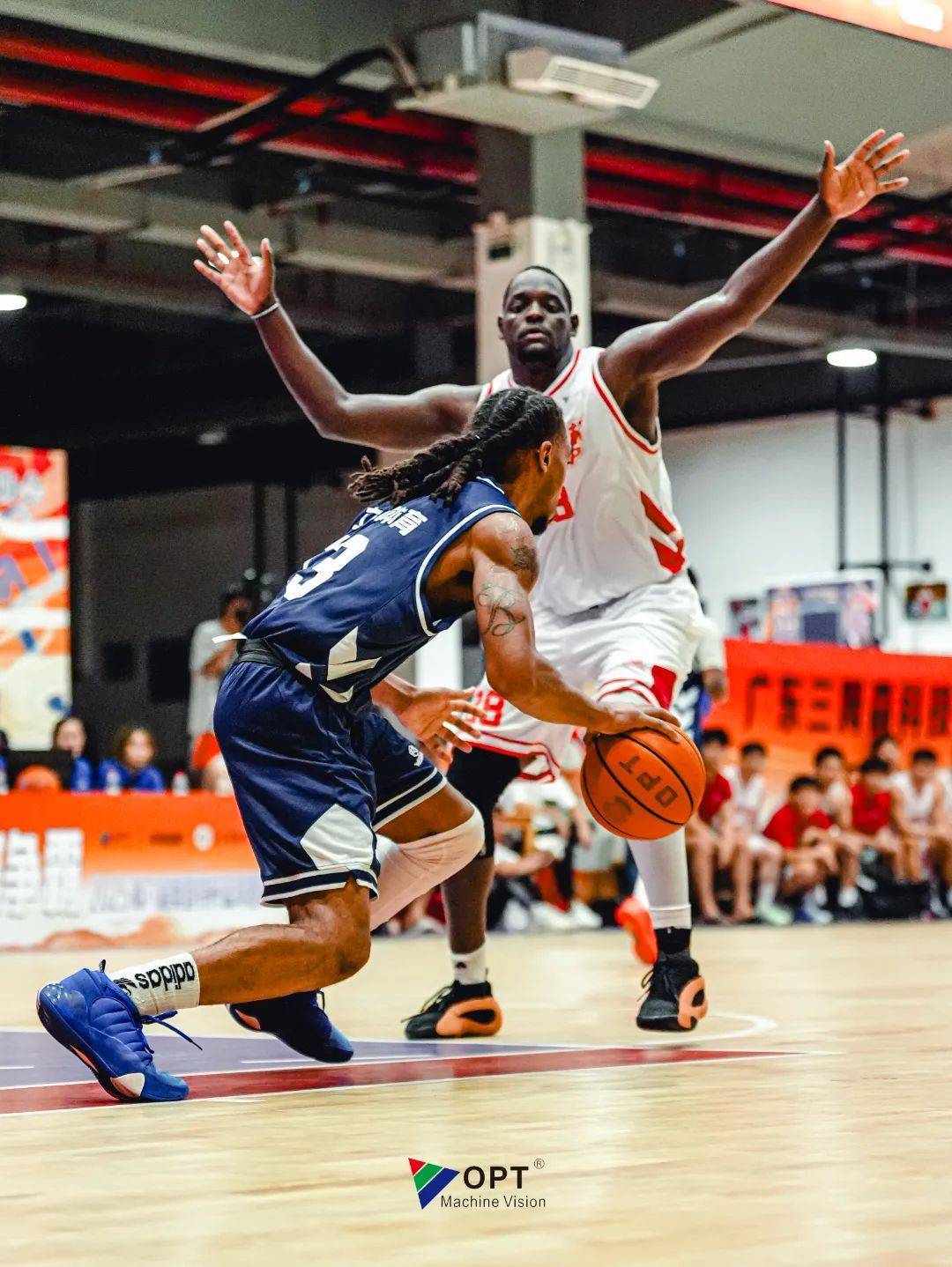 乐鱼体育注册-篮球联赛开战，球场上热血激战不断