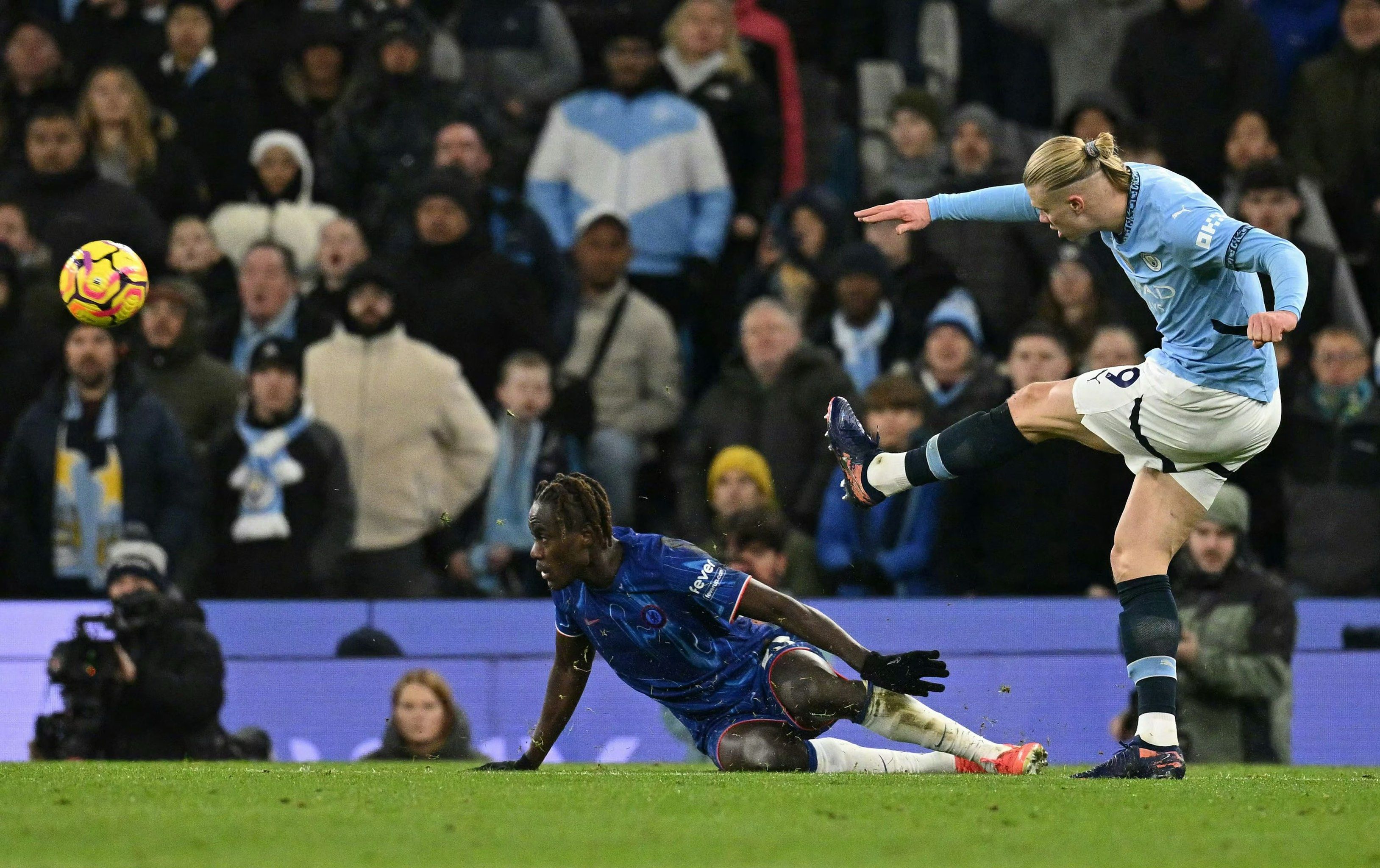 包含切尔西主场大胜曼联，持续领跑的词条