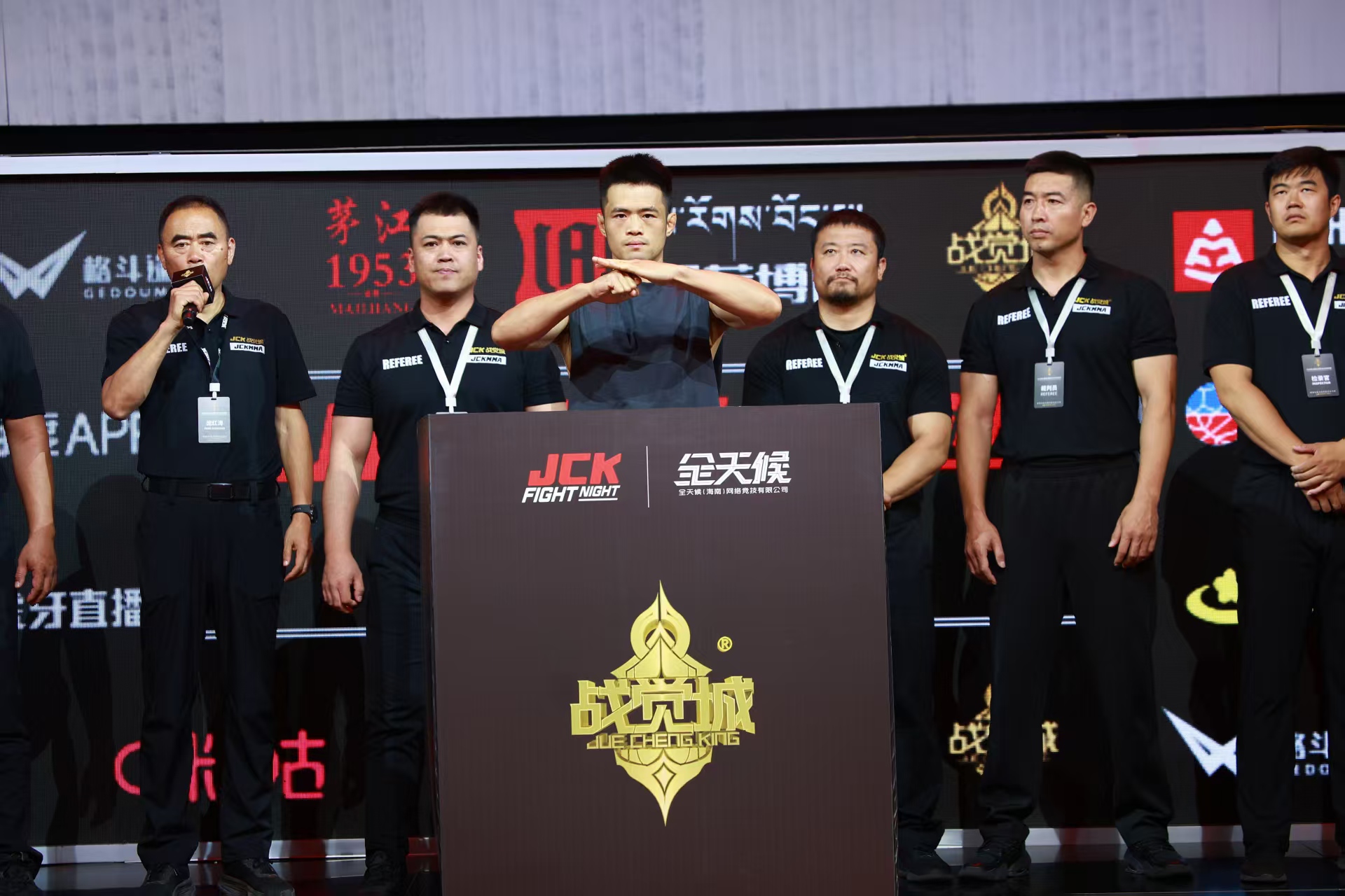 乐鱼体育活动-运动员力挽狂澜，勇夺冠军称霸擂台