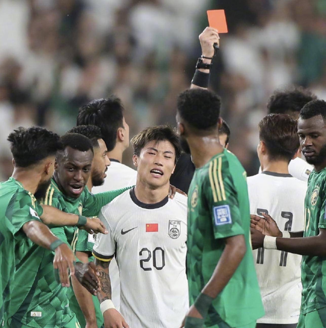 澳大利亚足球队在比赛中奋勇夺取胜利