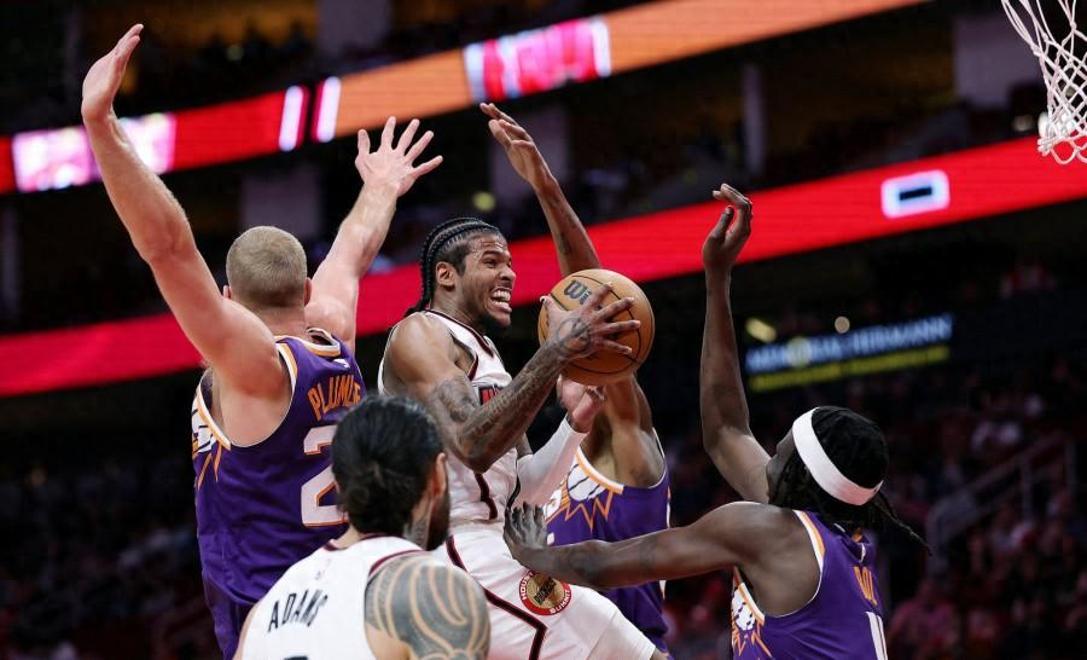 火箭主场击败对手，球迷为胜利欢呼的简单介绍